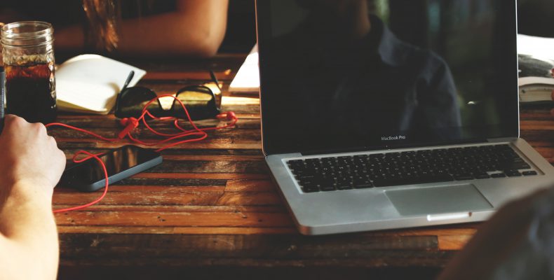 Ordinateur posé sur bureau